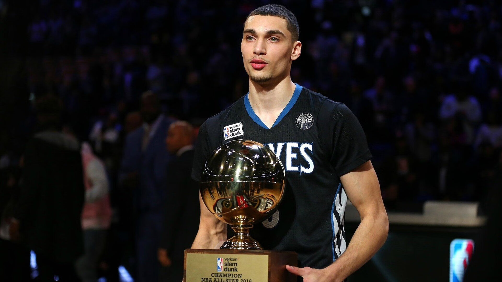 最佳瞬间:王强压哨三分,点燃现场气氛!