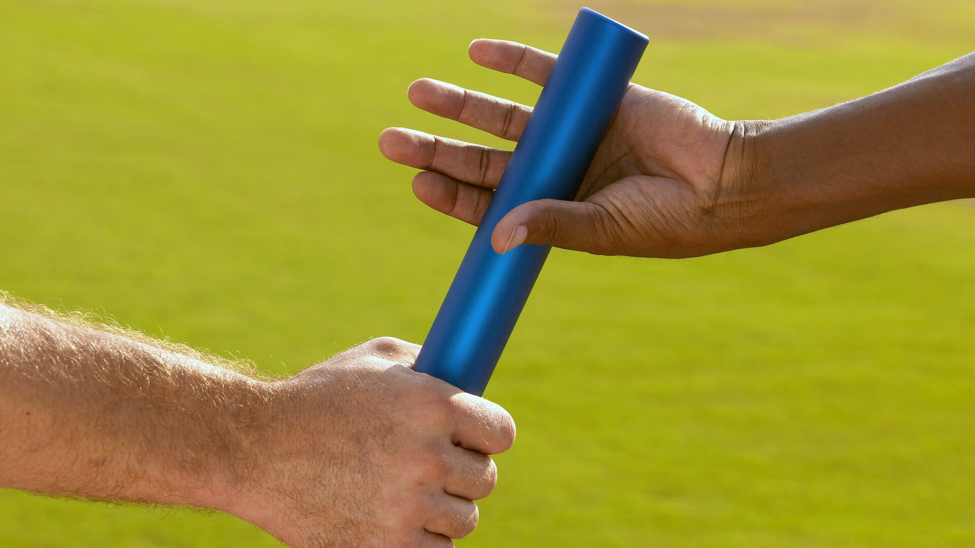 最佳瞬间:王强压哨三分,点燃现场气氛!