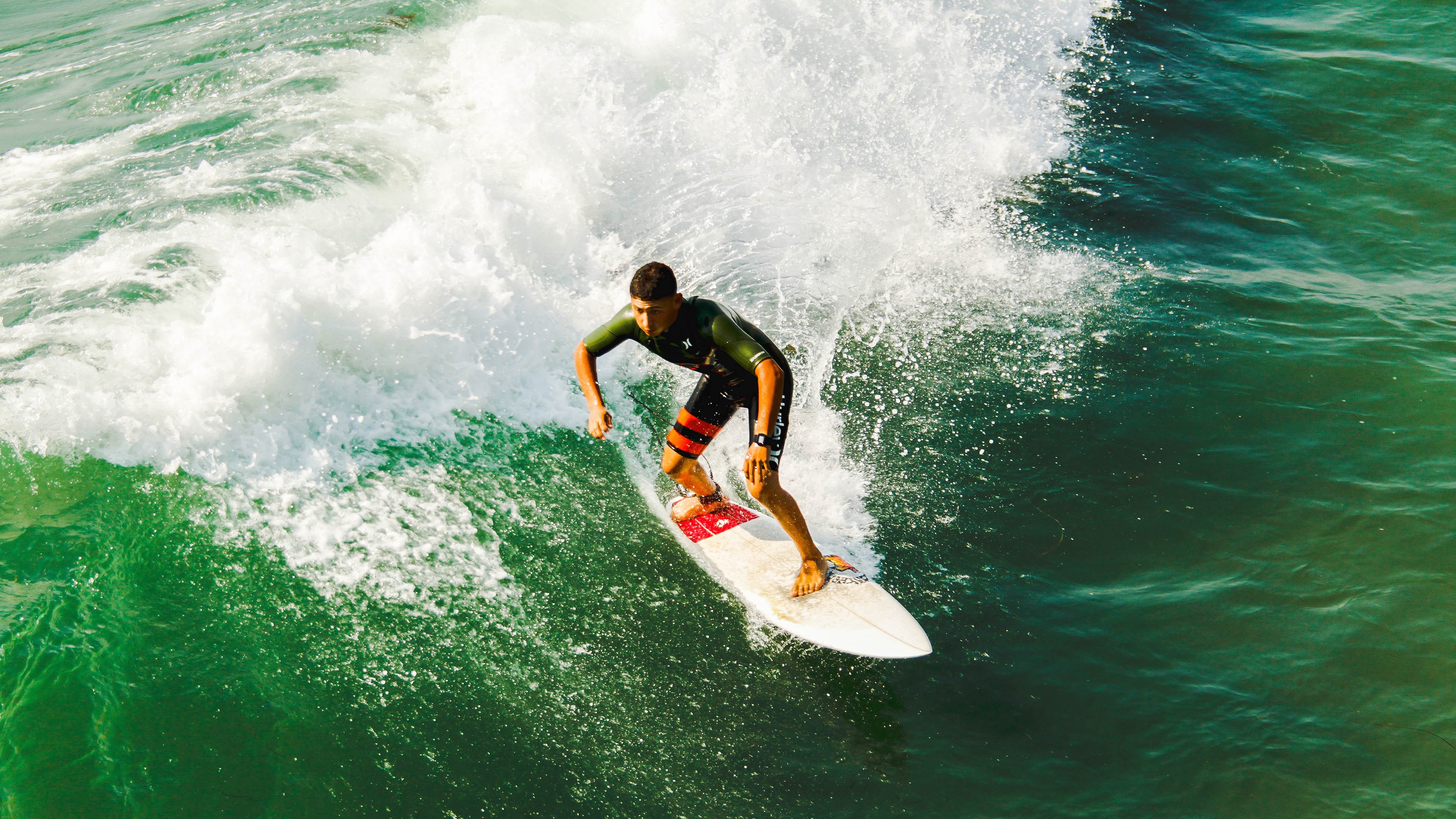 跨国举办的电竞盛会激发全球粉丝热情，国外电竞比赛